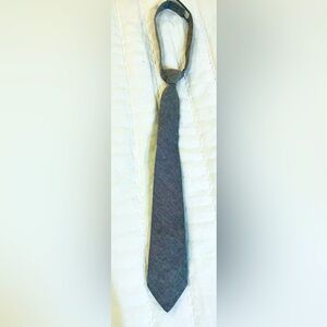 Crazy 8 boys’ tie with Velcro
